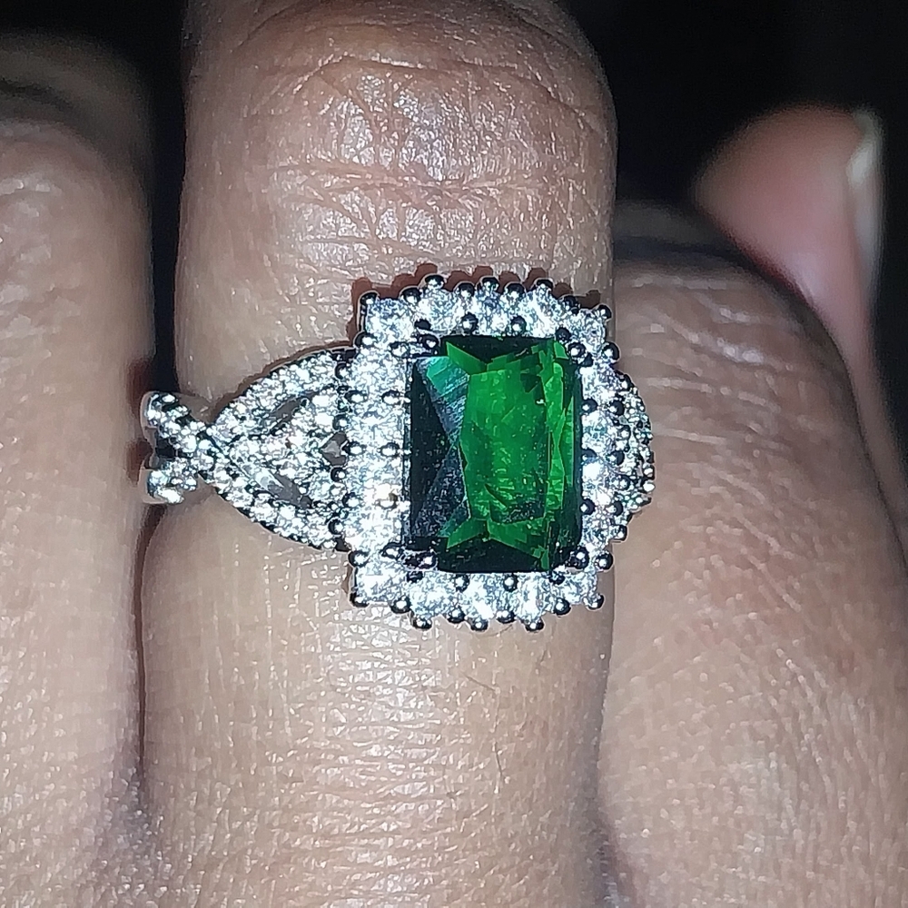 Emerald Green Elegant Gemstone Silvery  Ring Sz 7
